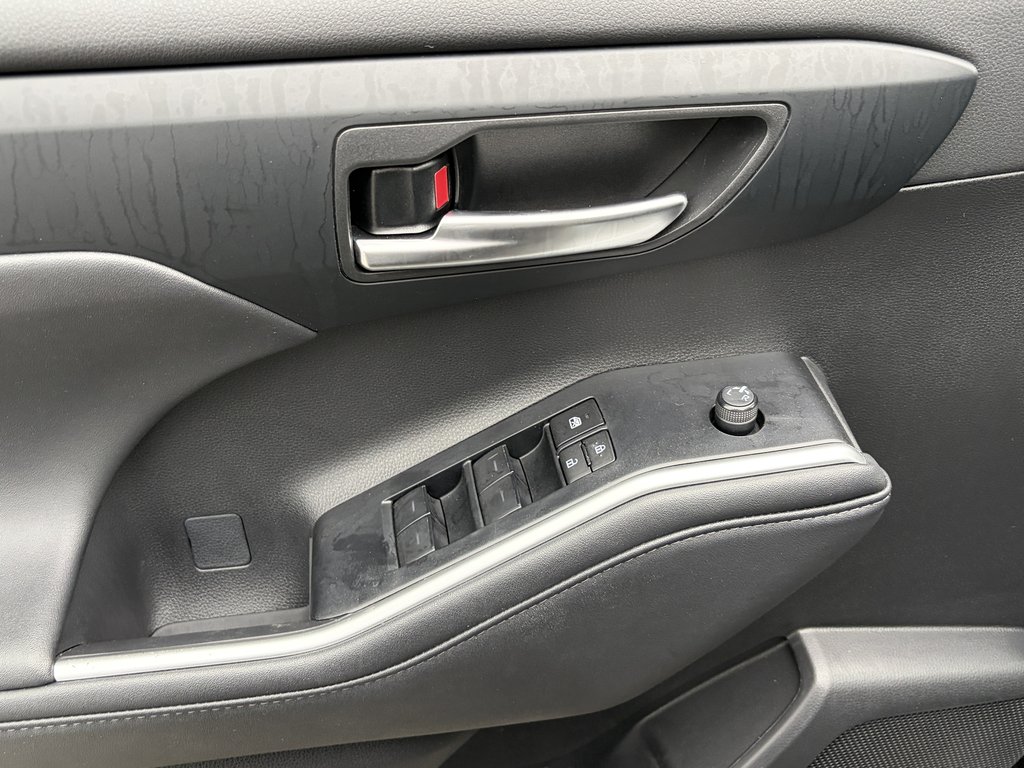 2024 Toyota Highlander XLE in Niagara Falls, Ontario - 11 - w1024h768px