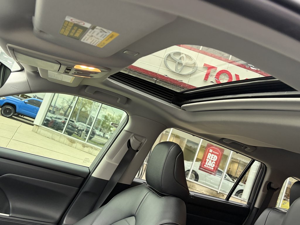 2024 Toyota Highlander XLE in Niagara Falls, Ontario - 10 - w1024h768px