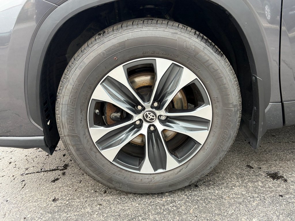 2024 Toyota Highlander XLE in Niagara Falls, Ontario - 9 - w1024h768px