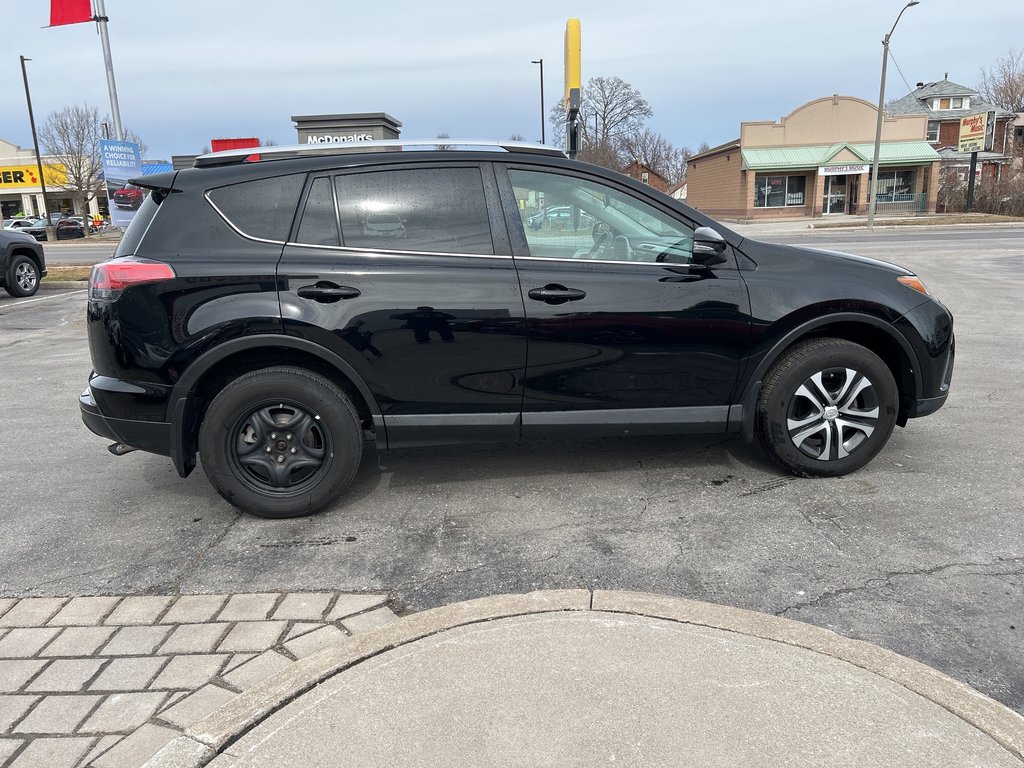 2016 Toyota RAV4 LE in Niagara Falls, Ontario - 6 - w1024h768px