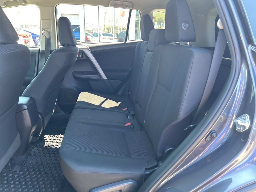 2016 Toyota RAV4 LE in Niagara Falls, Ontario - 12 - w1024h768px