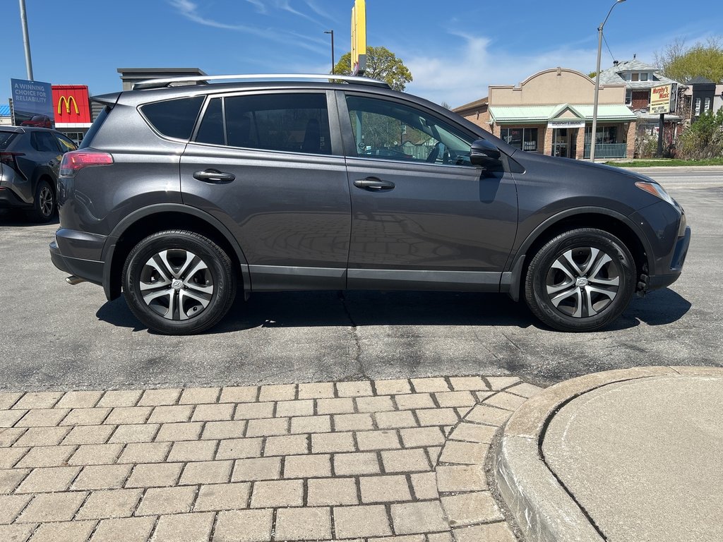 2016 Toyota RAV4 LE in Niagara Falls, Ontario - 6 - w1024h768px