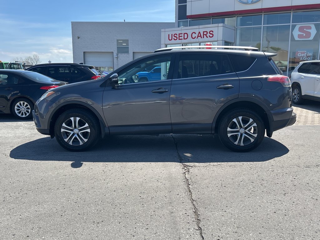 2016 Toyota RAV4 LE in Niagara Falls, Ontario - 2 - w1024h768px