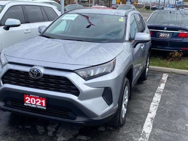 2021 Toyota RAV4 LE in Niagara Falls, Ontario - 1 - w1024h768px