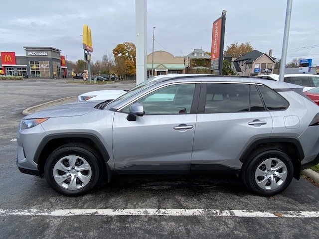 2021 Toyota RAV4 LE in Niagara Falls, Ontario - 4 - w1024h768px