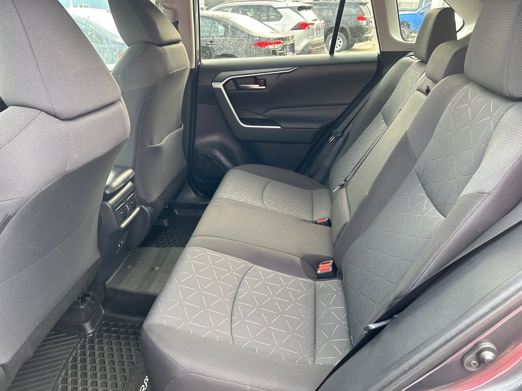 2021  RAV4 XLE in Niagara Falls, Ontario - 12 - w1024h768px