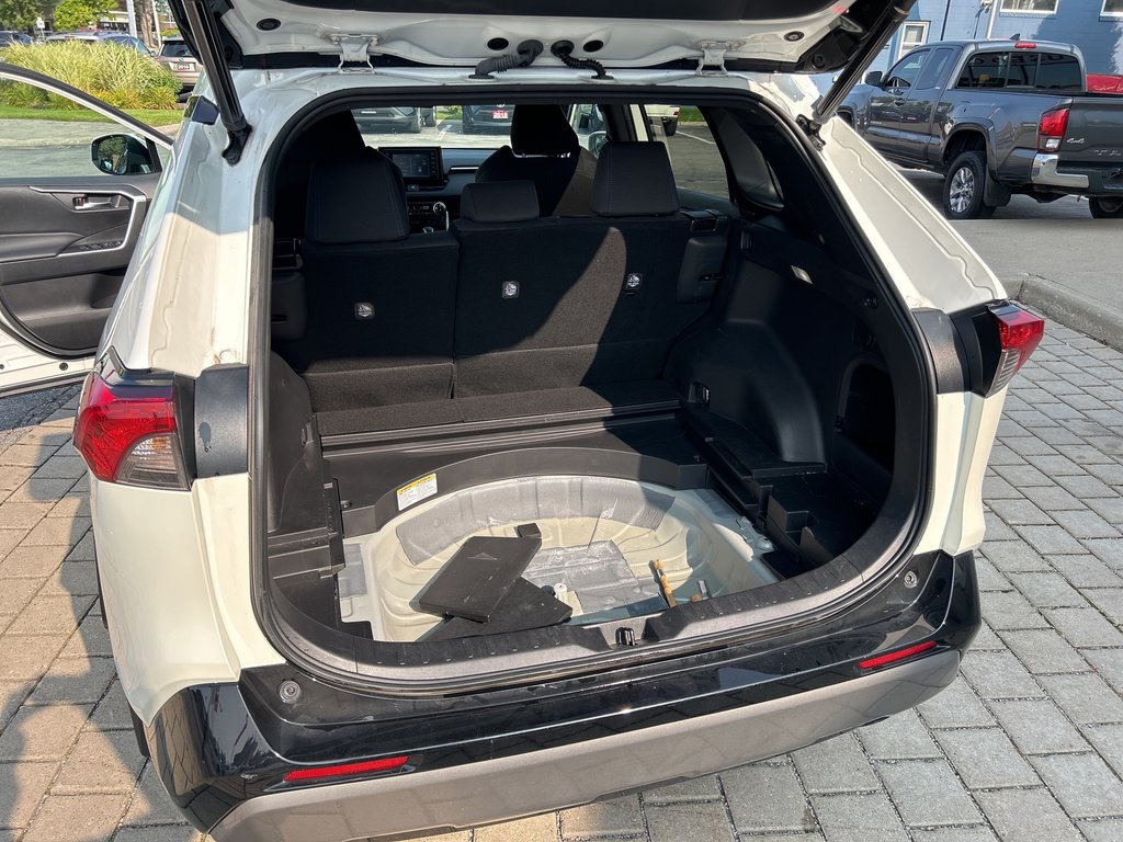 2022  RAV4 Hybrid SE in Niagara Falls, Ontario - 14 - w1024h768px