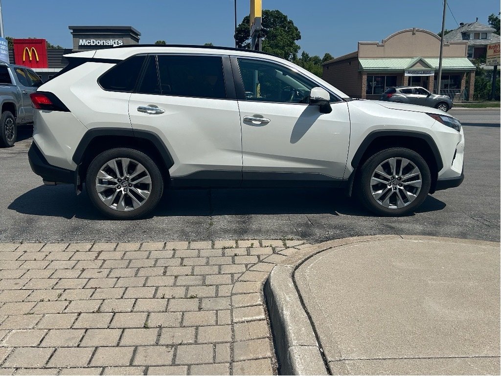 2022 Toyota RAV4 Limited in Niagara Falls, Ontario - 6 - w1024h768px