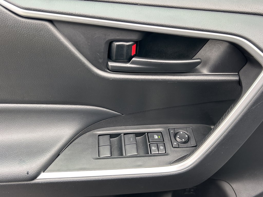 2024 Toyota RAV4 LE in Niagara Falls, Ontario - 8 - w1024h768px