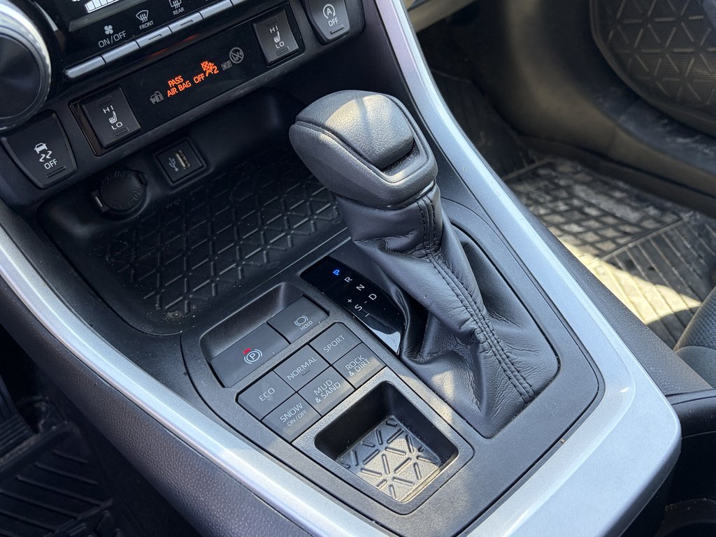 2024 Toyota RAV4 LE in Niagara Falls, Ontario - 12 - w1024h768px