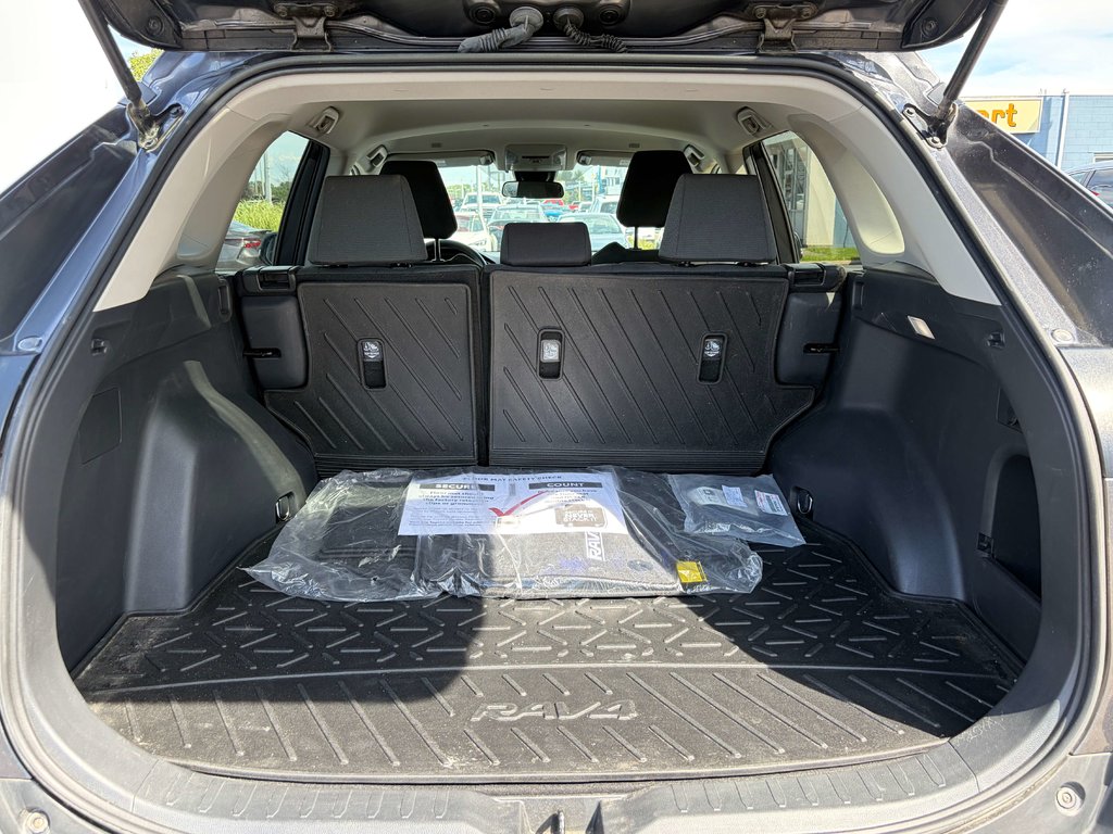 2024 Toyota RAV4 LE in Niagara Falls, Ontario - 5 - w1024h768px
