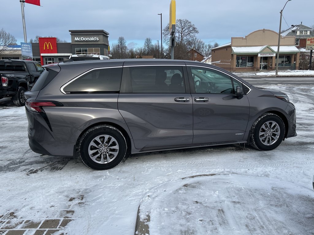 2021 Toyota Sienna Hybrid XLE  7-PASS in Niagara Falls, Ontario - 6 - w1024h768px