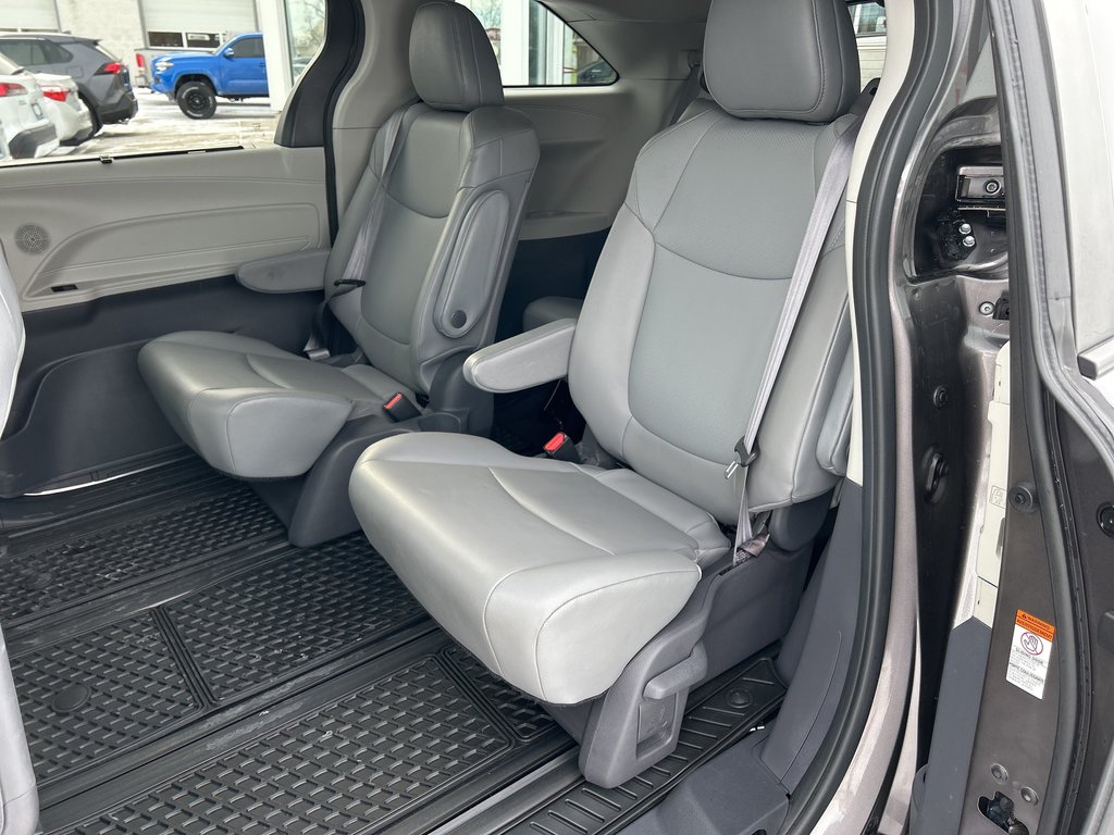 2021 Toyota Sienna Hybrid XLE  7-PASS in Niagara Falls, Ontario - 12 - w1024h768px