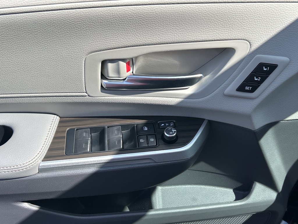 2022 Toyota Sienna Limited in Niagara Falls, Ontario - 10 - w1024h768px