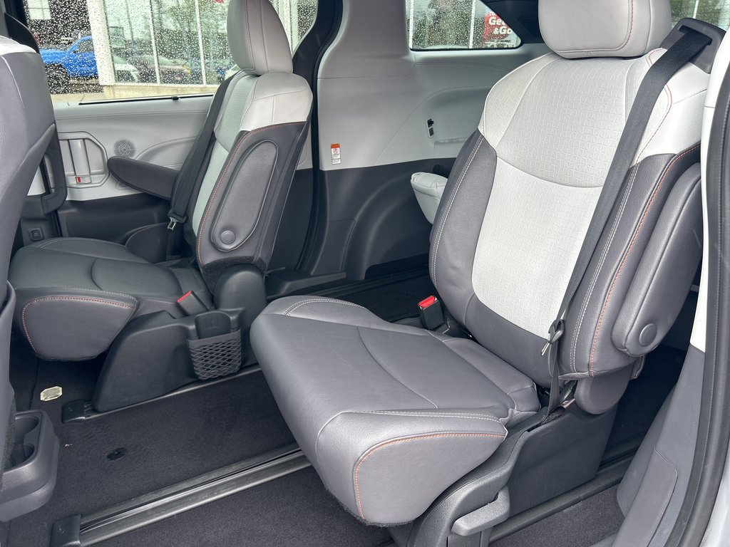 2023 Toyota Sienna XSE in Niagara Falls, Ontario - 12 - w1024h768px