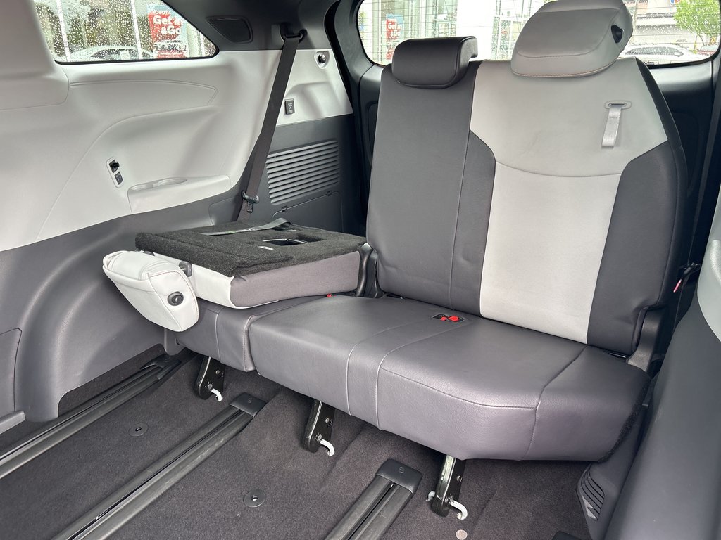 2023 Toyota Sienna XSE in Niagara Falls, Ontario - 13 - w1024h768px
