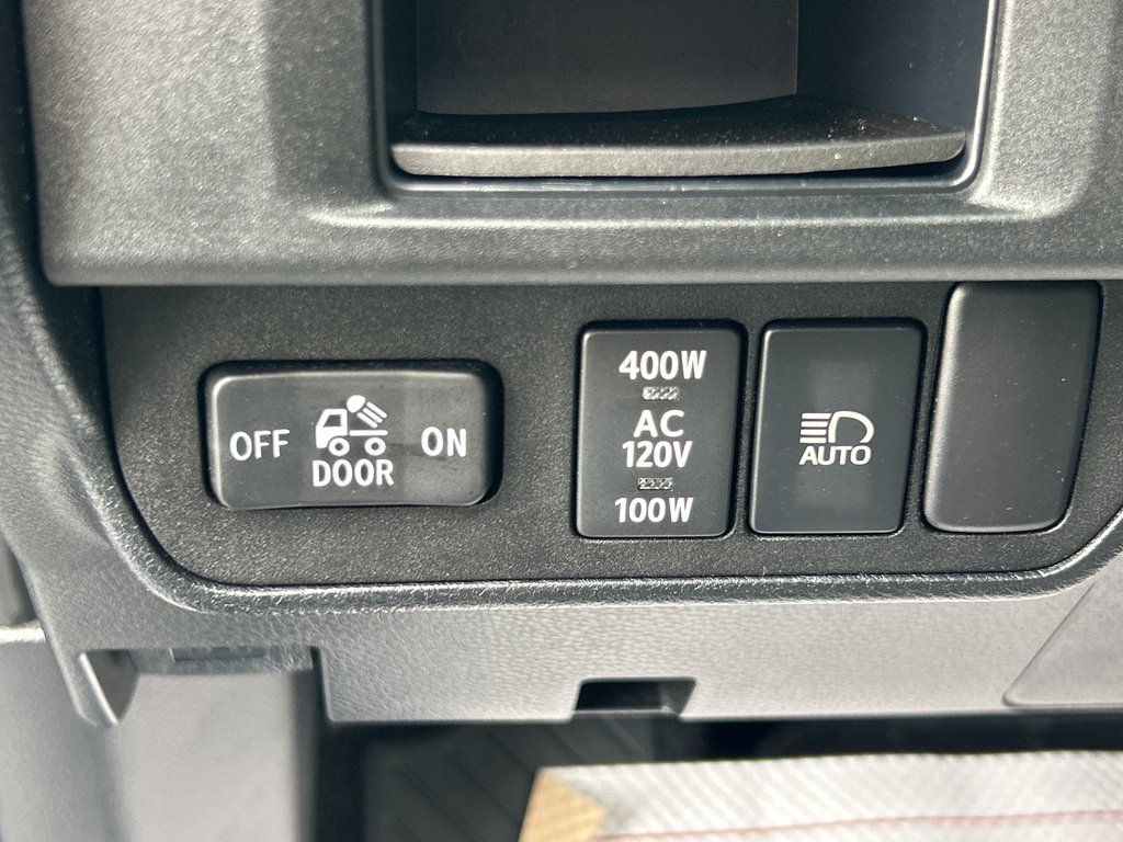 2018 Toyota Tacoma SR5 in Niagara Falls, Ontario - 13 - w1024h768px