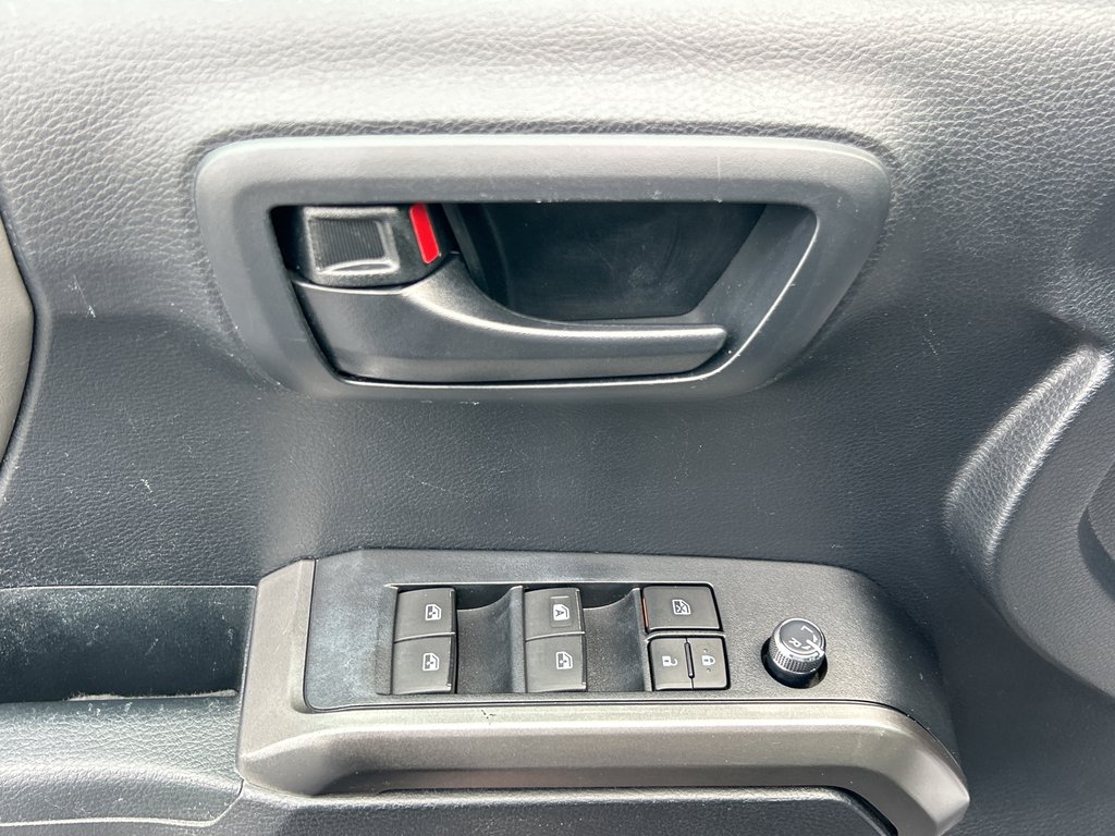 2018 Toyota Tacoma SR5 in Niagara Falls, Ontario - 9 - w1024h768px