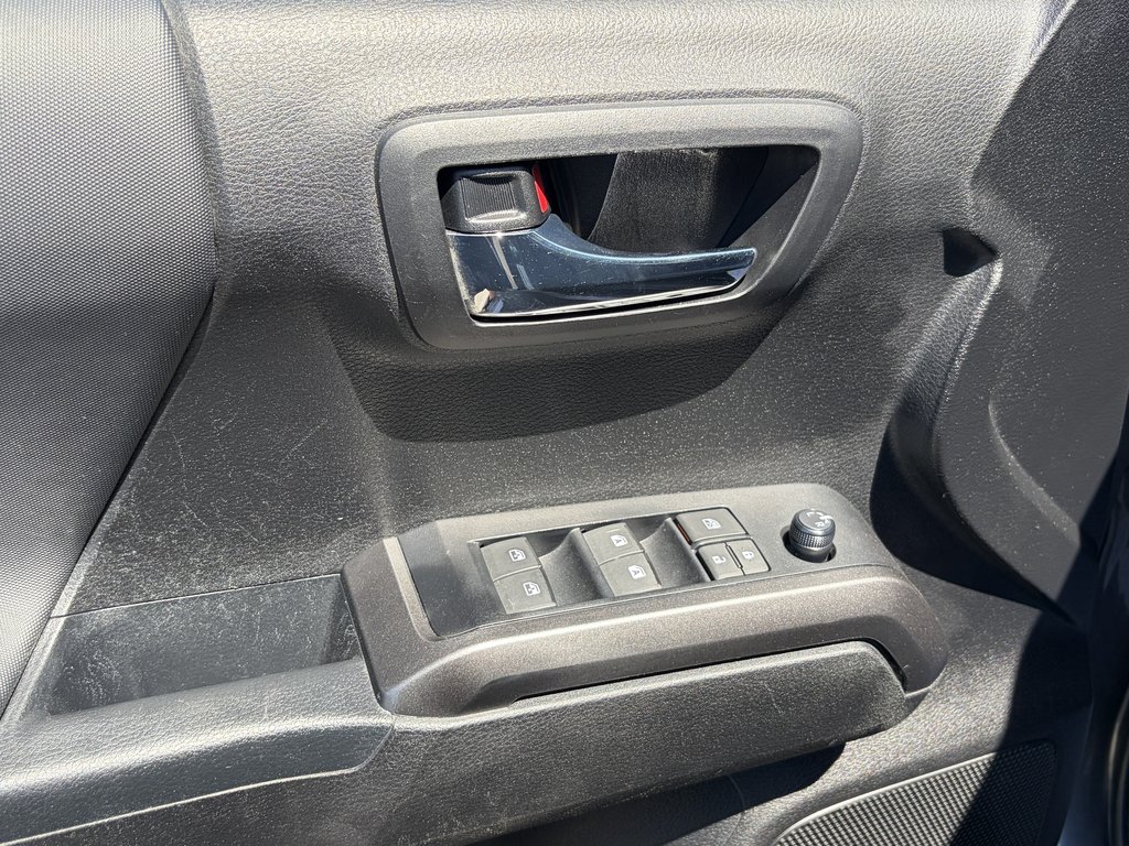 2022 Toyota Tacoma 4WD DBL AT in Niagara Falls, Ontario - 8 - w1024h768px