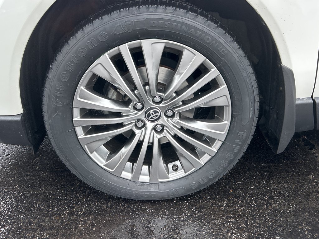 2021 Toyota Venza Limited in Niagara Falls, Ontario - 10 - w1024h768px