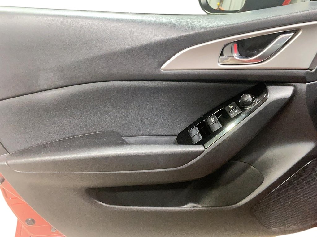 2017 Mazda 3 GX in Chicoutimi, Quebec - 9 - w1024h768px