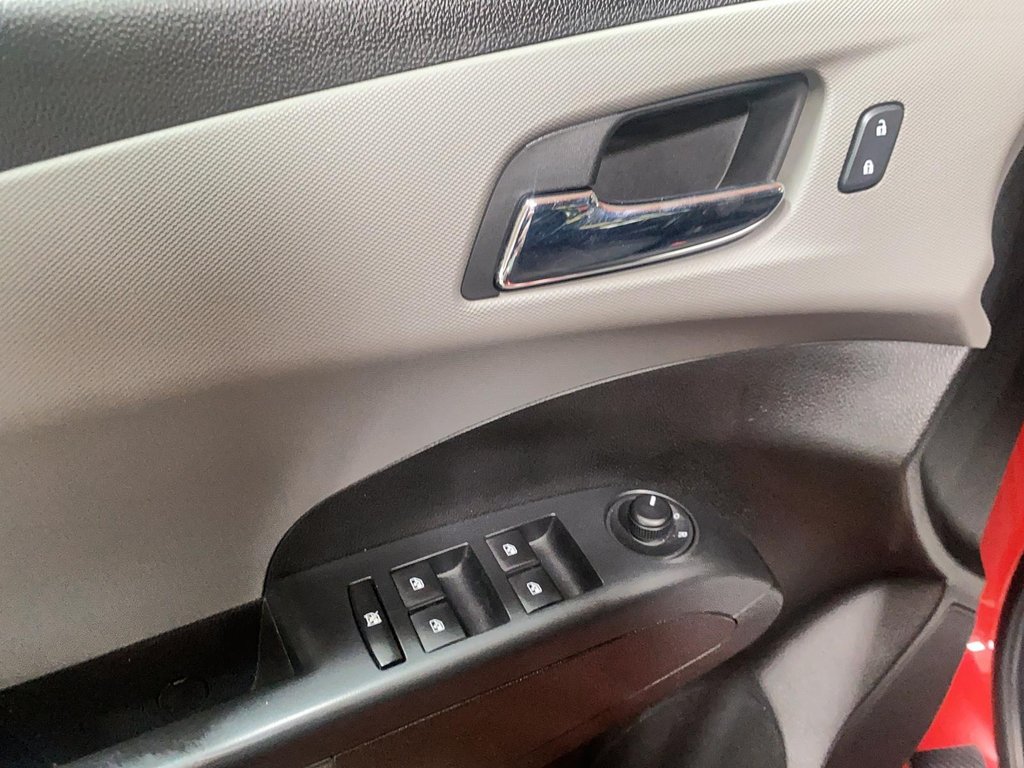 Chevrolet Sonic LT 2016 à Chicoutimi, Québec - 11 - w1024h768px