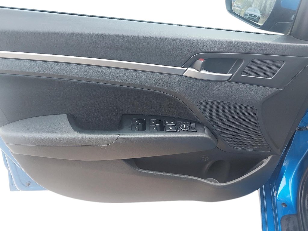 2017 Hyundai Elantra in Sept-Îles, Quebec - 11 - w1024h768px