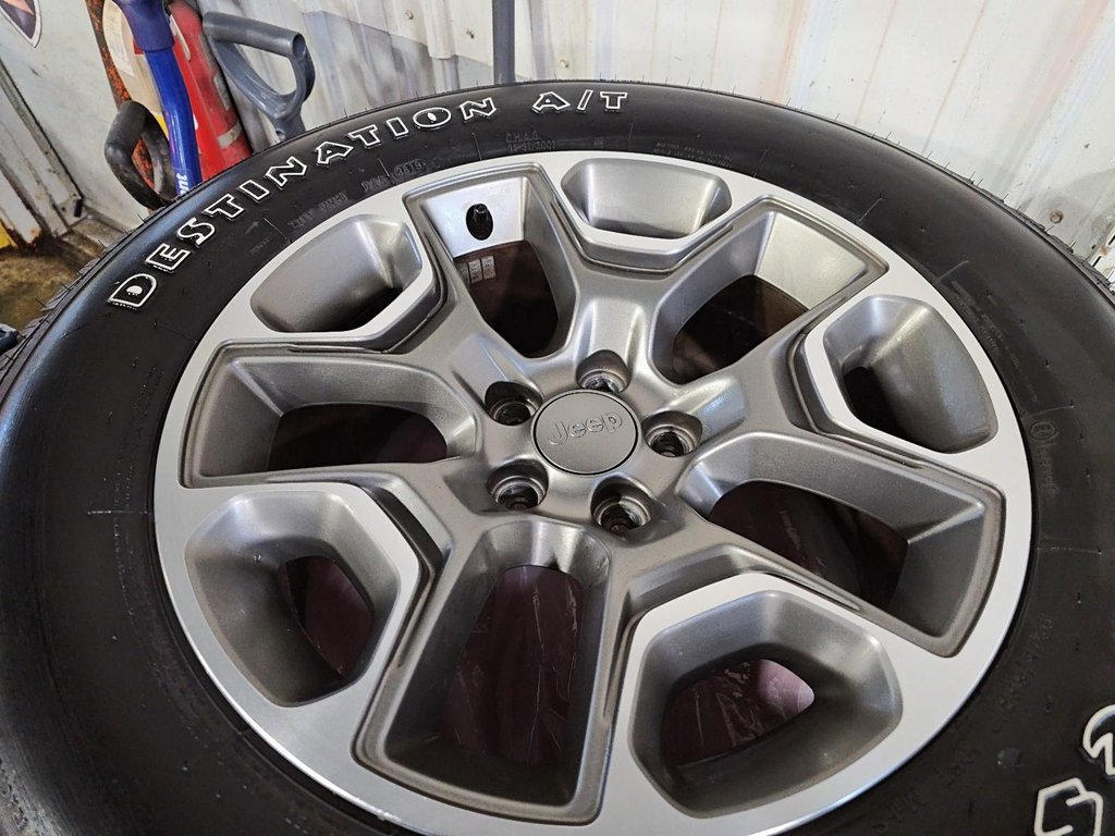 2020 Jeep Cherokee in Sept-Îles, Quebec - 16 - w1024h768px