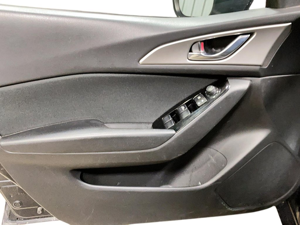 2018 Mazda 3 in Jonquière, Quebec - 9 - w1024h768px