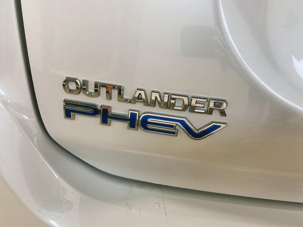 2022 Mitsubishi OUTLANDER PHEV in Chicoutimi, Quebec - 17 - w1024h768px