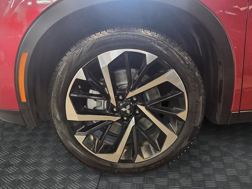 2024 Mitsubishi Outlander Plug-In Hybrid in Jonquière, Quebec - 8 - w1024h768px