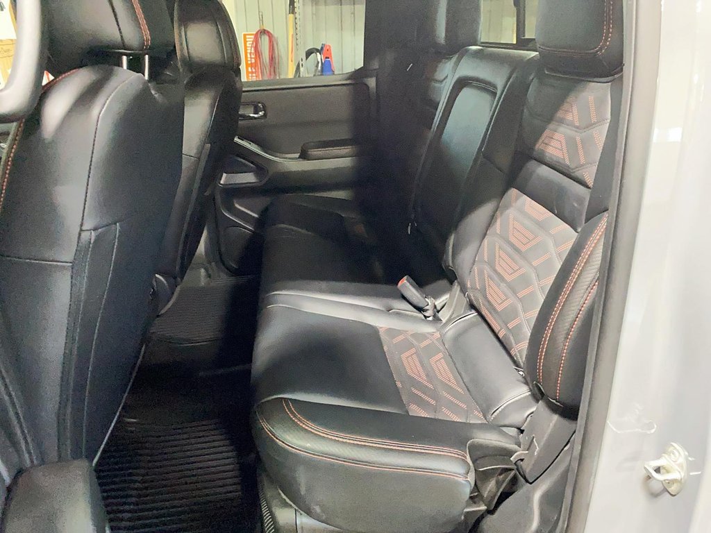 2025 Nissan Frontier PRO-4X in Chicoutimi, Quebec - 6 - w1024h768px