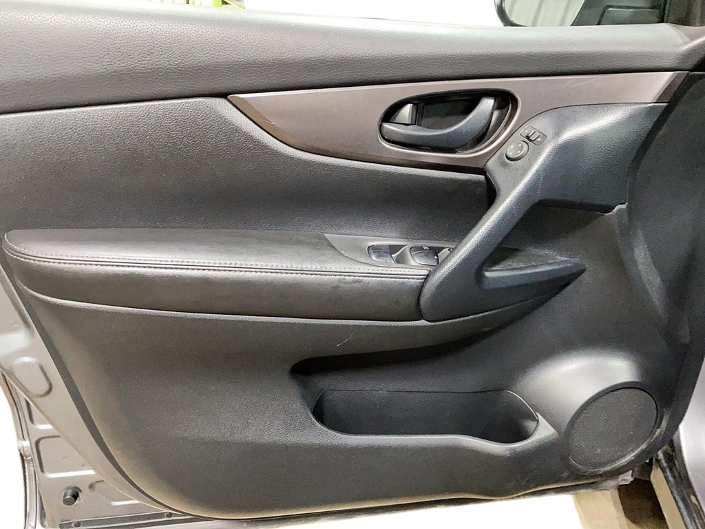 2023 Nissan Qashqai S in Chicoutimi, Quebec - 11 - w1024h768px