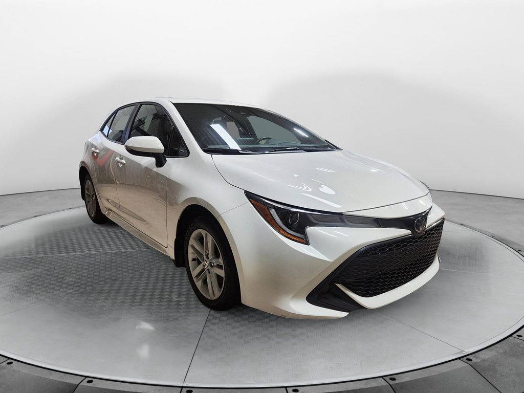 2021  Corolla Hatchback Base in Chicoutimi, Quebec - 2 - w1024h768px