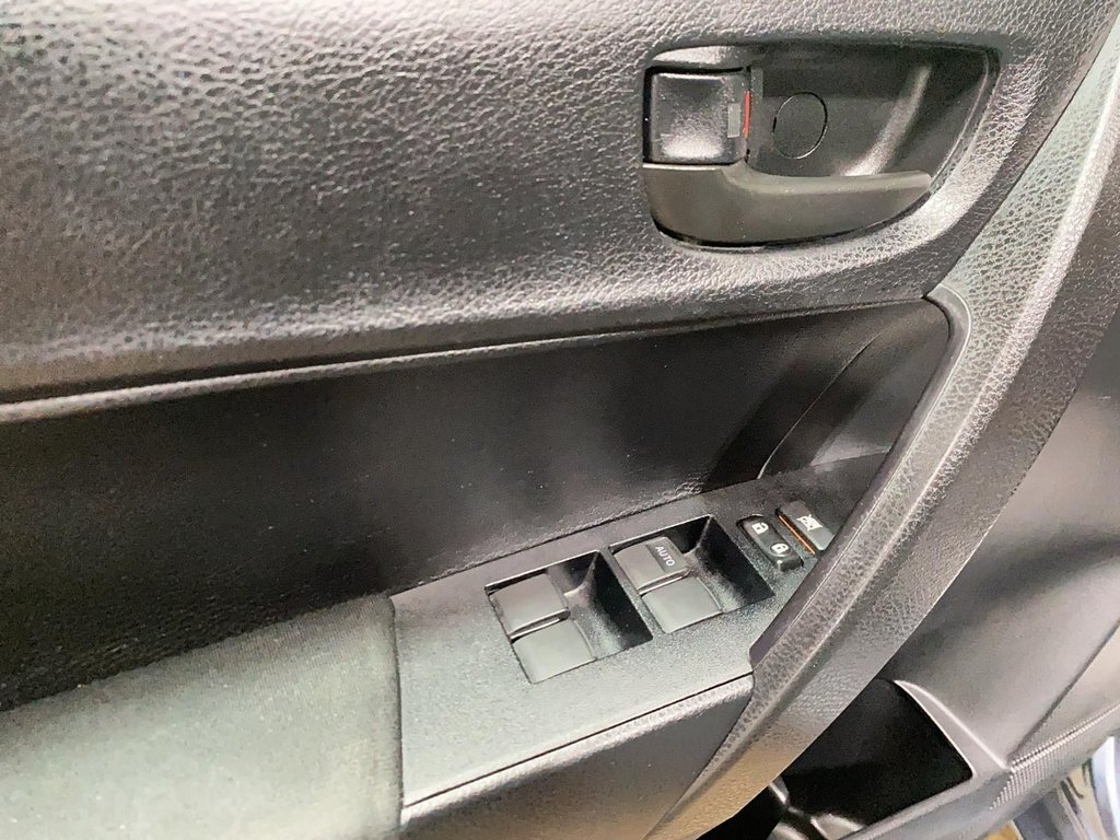 Toyota Corolla  2016 à Jonquière, Québec - 11 - w1024h768px