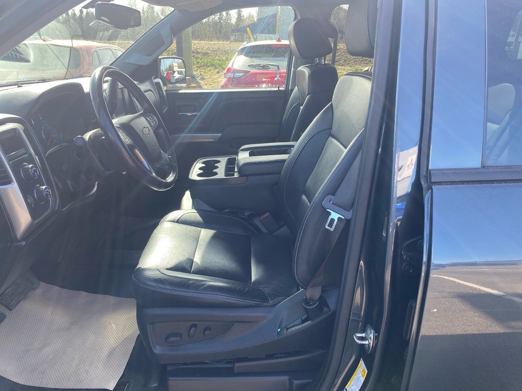 2018 Chevrolet Silverado 1500 LT in Thunder Bay, Ontario - 9 - w1024h768px