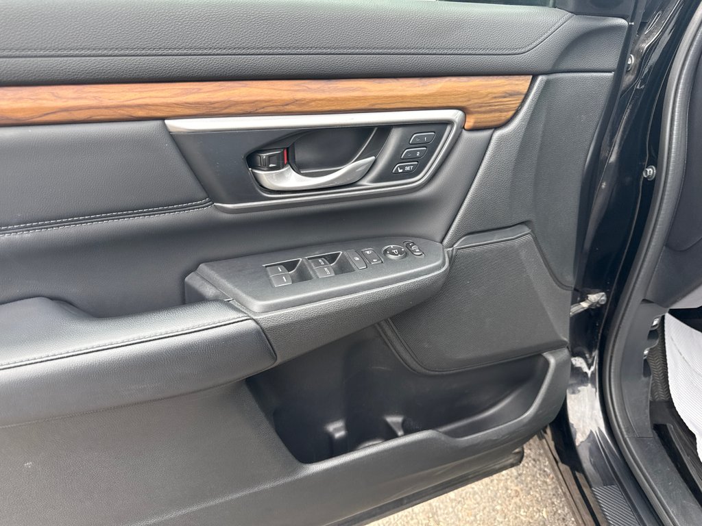 2019 Honda CR-V Touring in Thunder Bay, Ontario - 11 - w1024h768px