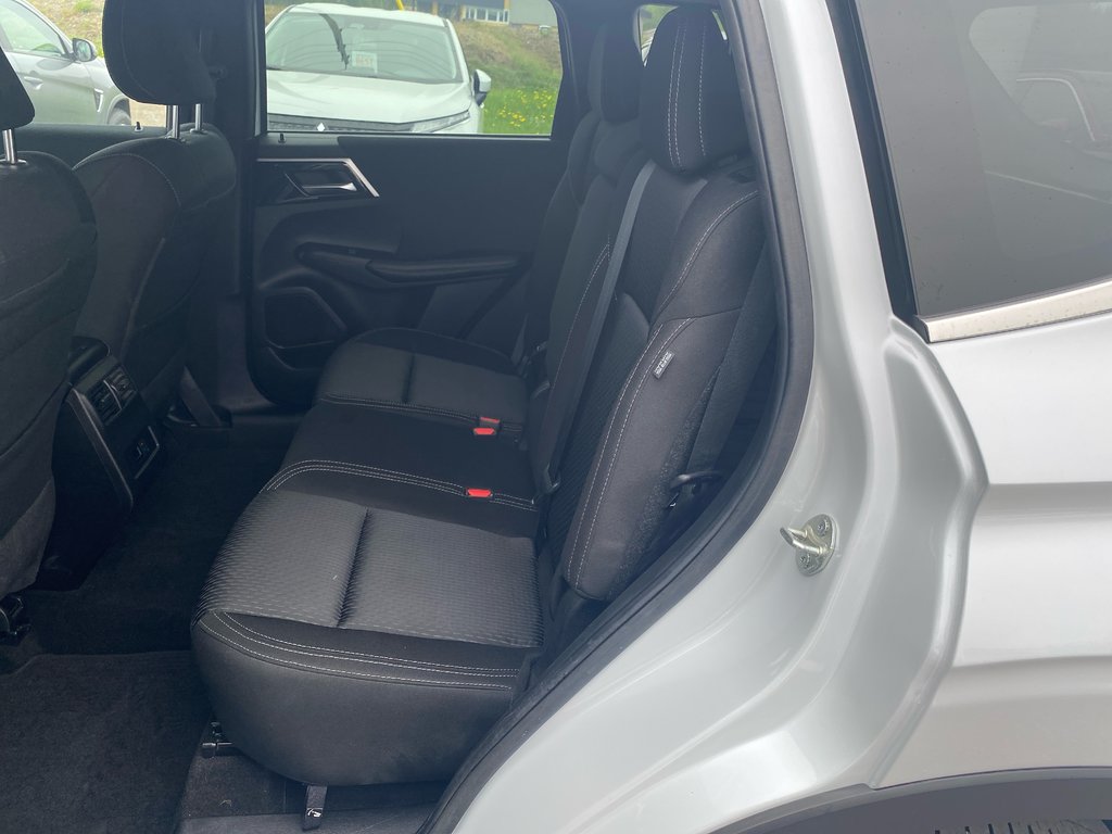 2022 Mitsubishi Outlander LE in Thunder Bay, Ontario - 8 - w1024h768px