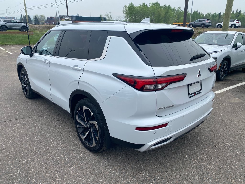2022 Mitsubishi Outlander LE in Thunder Bay, Ontario - 6 - w1024h768px