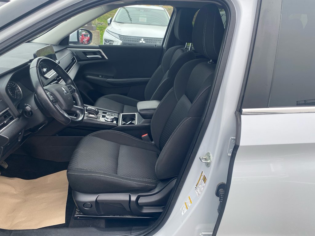 2022 Mitsubishi Outlander LE in Thunder Bay, Ontario - 9 - w1024h768px