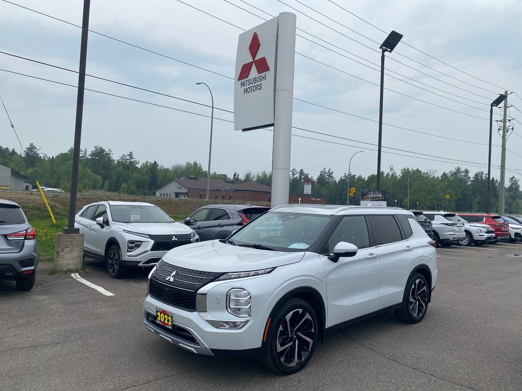 2022 Mitsubishi Outlander LE in Thunder Bay, Ontario - 1 - w1024h768px
