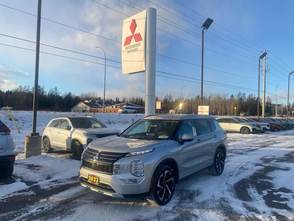 2023 Mitsubishi Outlander LE in Thunder Bay, Ontario - 1 - w1024h768px