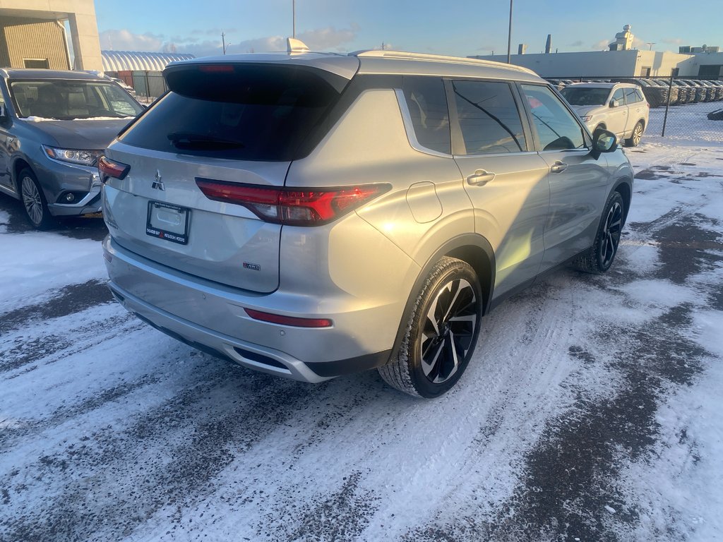 2023 Mitsubishi Outlander LE in Thunder Bay, Ontario - 4 - w1024h768px