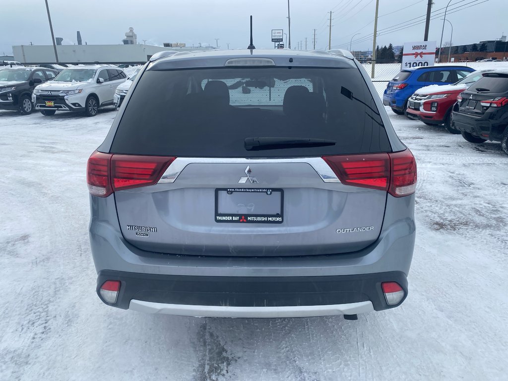 2024 Mitsubishi Outlander SE in Thunder Bay, Ontario - 5 - w1024h768px