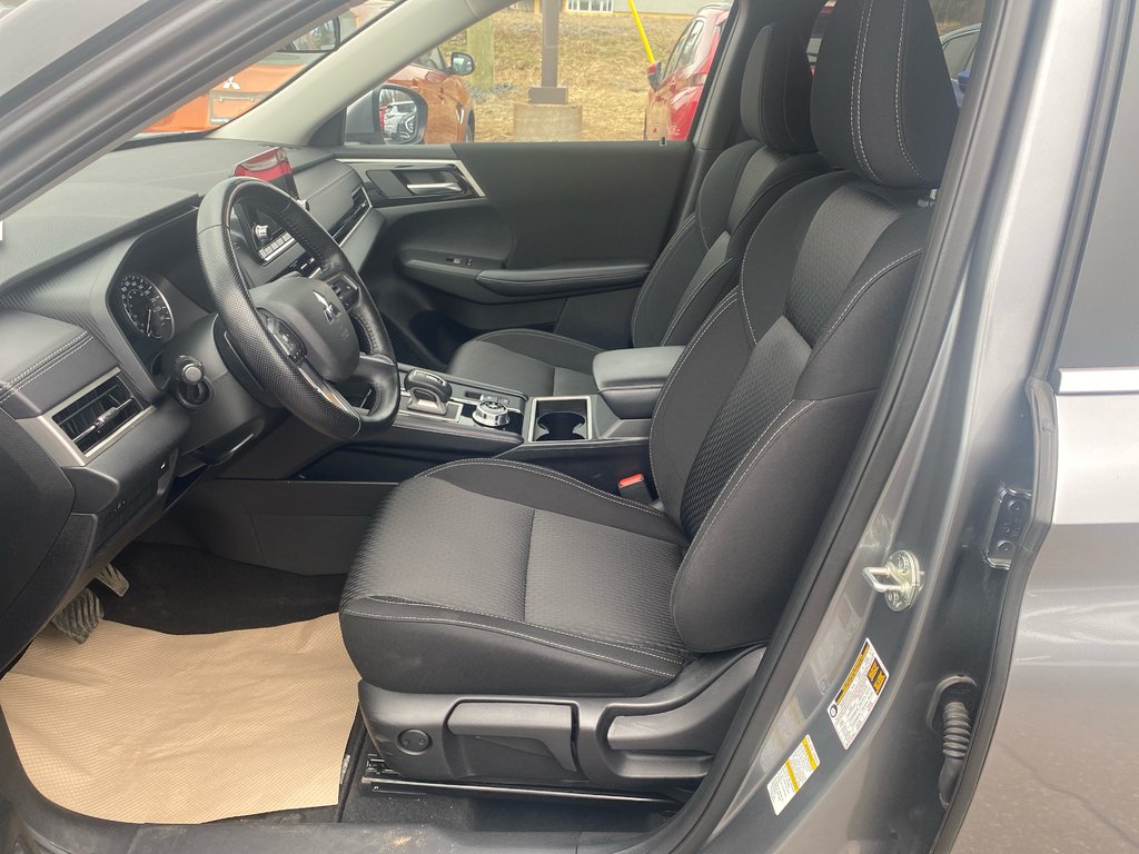 2024 Mitsubishi Outlander SE in Thunder Bay, Ontario - 9 - w1024h768px