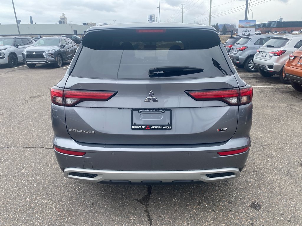 2024 Mitsubishi Outlander SE in Thunder Bay, Ontario - 5 - w1024h768px