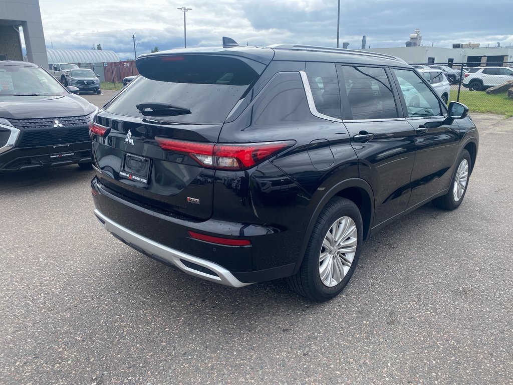 2024 Mitsubishi Outlander SE in Thunder Bay, Ontario - 4 - w1024h768px