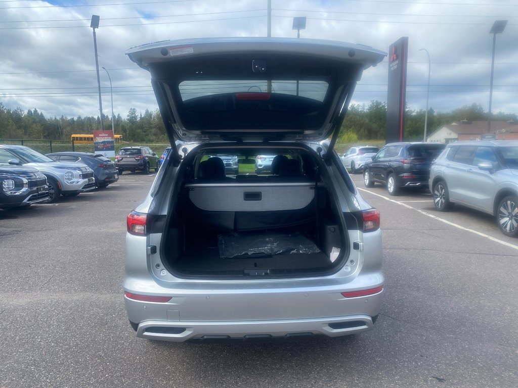 2024 Mitsubishi Outlander LE in Thunder Bay, Ontario - 7 - w1024h768px