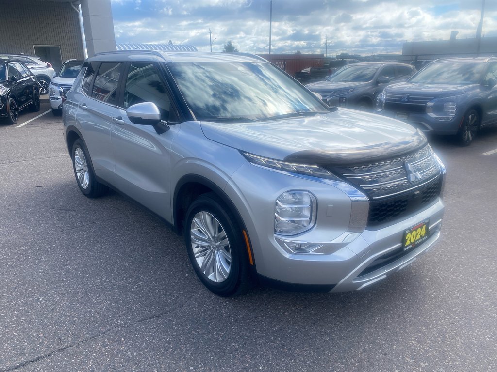 2024 Mitsubishi Outlander LE in Thunder Bay, Ontario - 3 - w1024h768px