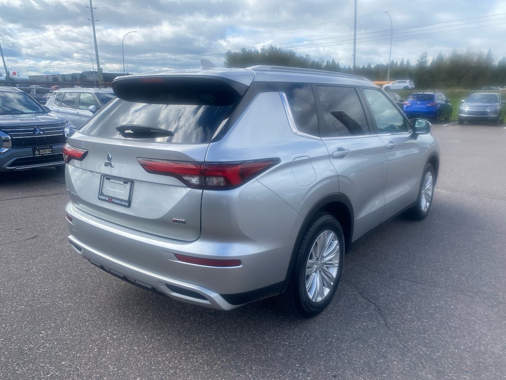 2024 Mitsubishi Outlander LE in Thunder Bay, Ontario - 4 - w1024h768px